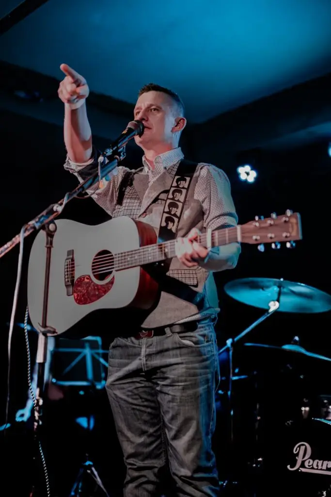 Ryan Kershaw on stage pointing to the audience